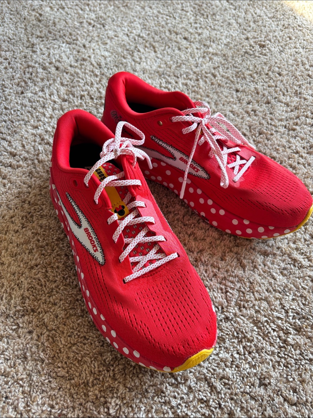 Brooks Ghost Max 2 Minnie Mouse run Disney Red White Polka Dot Sneakers - Picture 3 of 9